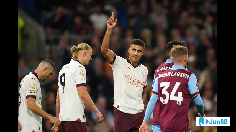 Cầu thủ Man City dẫn bóng qua hàng phòng ngự của Burnley trong trận đấu Cầu thủ Man City dẫn bóng qua hàng phòng ngự của Burnley trong trận đấu